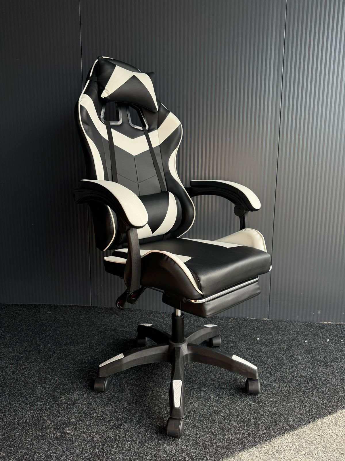 Karrige Gaming Chair with Footrest Black White